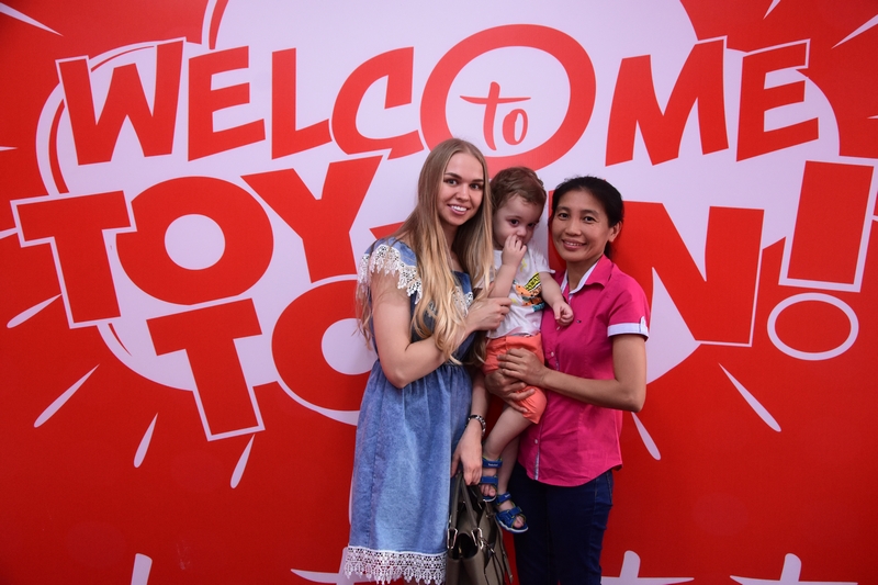 Toy Town Grand Opening-Wall of Fame